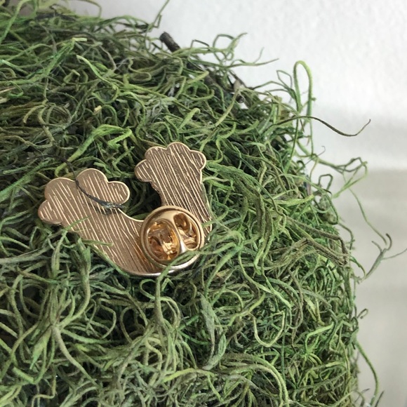 Somewhere Over the Rainbow Pin - Picture 3 of 4